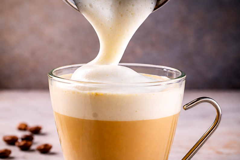 Cappuccino con microespuma cremosa preparada con espumador de leche