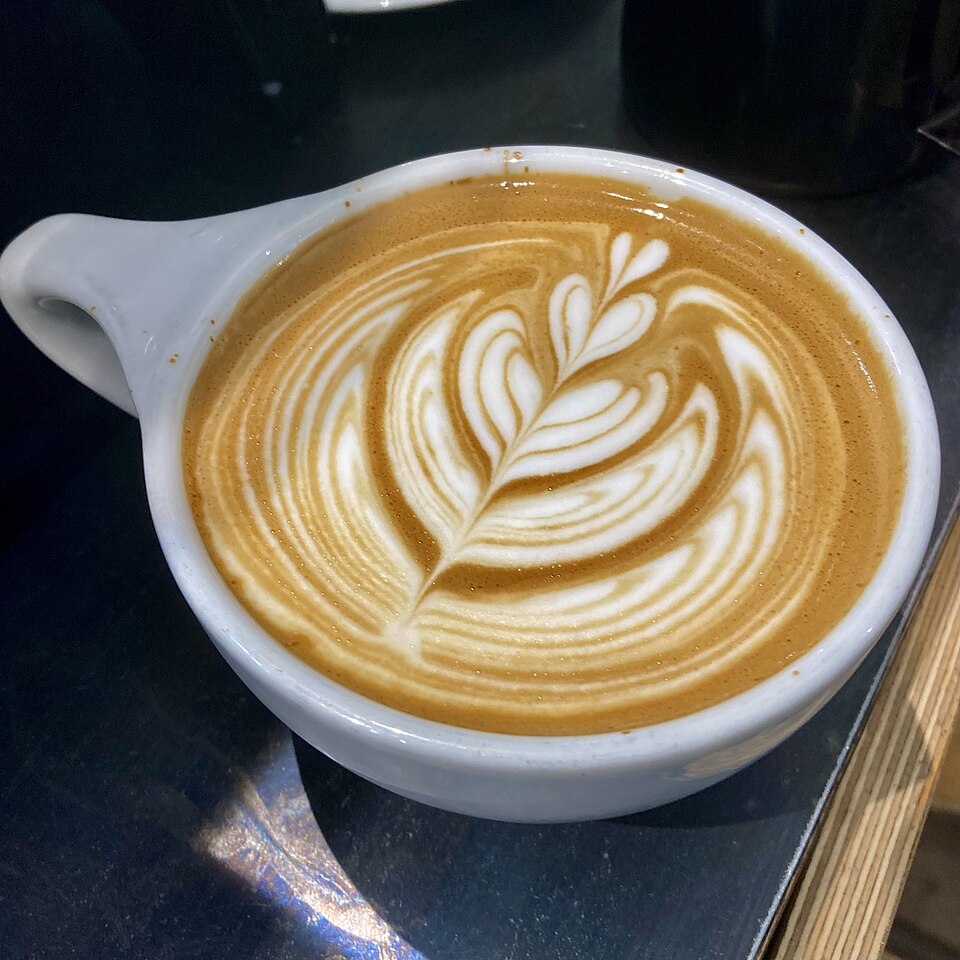 Latte art para principiantes: patrón de corazón en una taza de café
