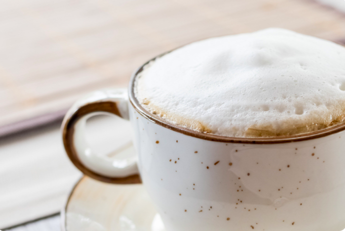 Mejor leche para espumar: jarra de leche y microespuma preparada para cappuccino